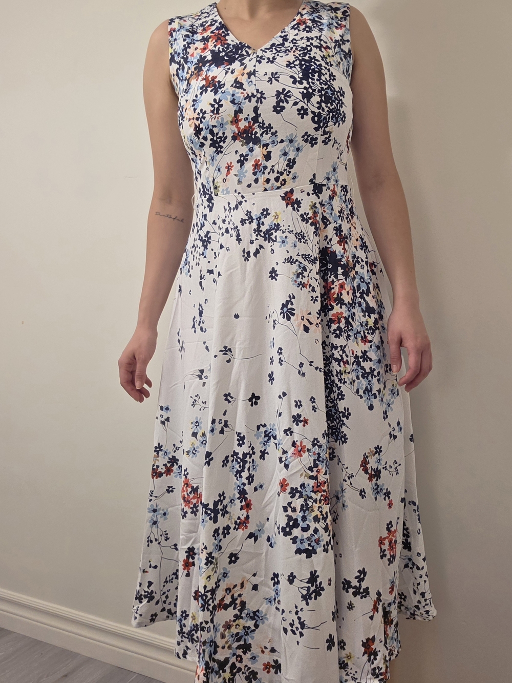 Sleeveless White Floral V-Neck Maxi Dress